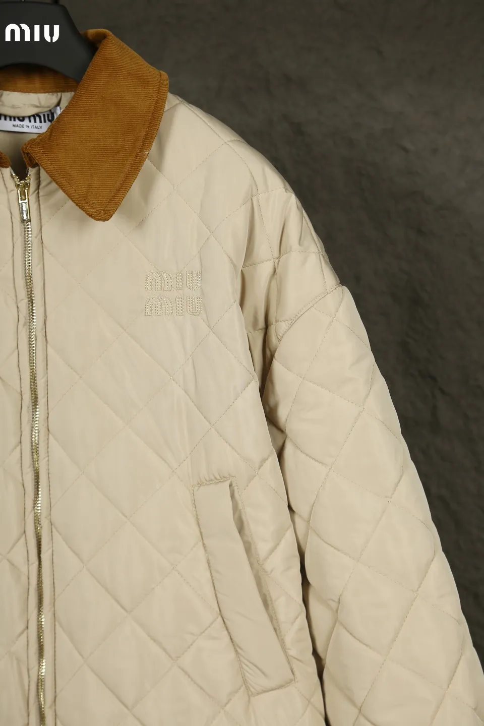 P330 Actual photo [Popular item] Style number: 24373# Color: Khaki Apricot Size: S-XL -MiuMiu/MiuMiu 2024aw Autumn and winter hot new logo embroidered lapel three-zip rhombus plaid imitation feather jacket jacket - Originality restoration 4-needle encrypted quilting embroidery three-in-one imitation feather cotton The board is straight and not bloated - Double-layer composite patch Hand-made counter-embroidery Laminated light gold Y-tooth brand zipper - Special shaped cloth foil for collar Correct 7 cm cylindrical windproof cuffs Closed cuffs with one-to-one stacking in front of the car - Miu style outfit 2024 new autumn and winter products Adopt classic diamond pattern quilting design Three-in-one imitation down cotton Light and thin sheets are positive The thermal insulation coefficient is also online Earth desert khaki apricot Maillard wind is full of relaxation to set off a warm autumn and winter atmosphere The collar is made of contrasting corduroy, which is warm and comfortable. The loose silhouette is both comfortable and easy to layer. The slightly gathered design of the cuffs and hem effectively locks in temperature.